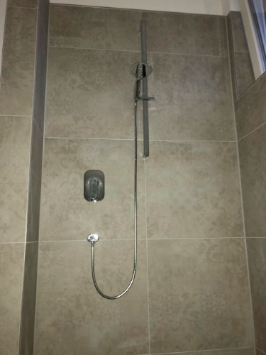 gefliestes Badezimmer mit Dusche